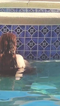 Quente ruiva milf de cabelos compridos dando um mergulho e fodendo em piscina ao ar livre