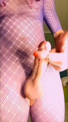 Lizzaali: Je joue dans mon imperméable blanc et mon body violet...