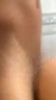 Mi padrastro me folla muy duro con su gran polla negra cuando estoy tomando ducha
