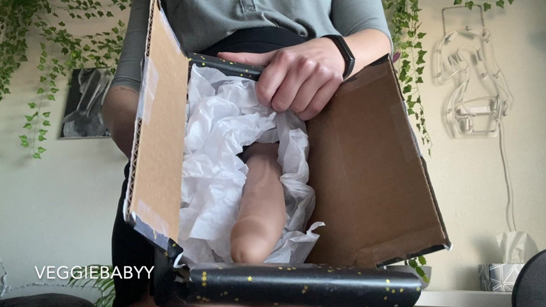 Veggiebabyy: Șeful Futa lasă să-i sugă pula într-o cutie