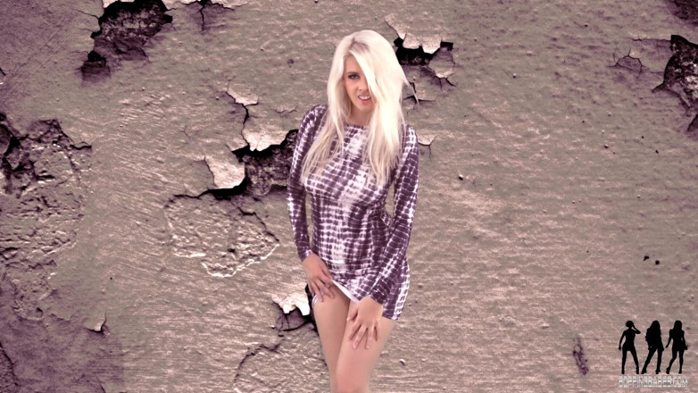 Bopping babes: Holly M - gekleed om te dansen