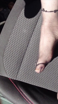 Füße Von Nylonjunge in Strumpfhose Im Auto