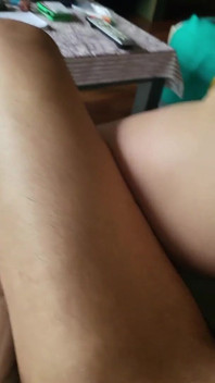 遊び心のある膣に深く突っ込んで