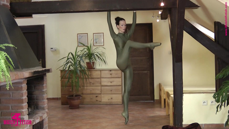 Watch4fetish: Ballet dalam pakaian kucing hijau
