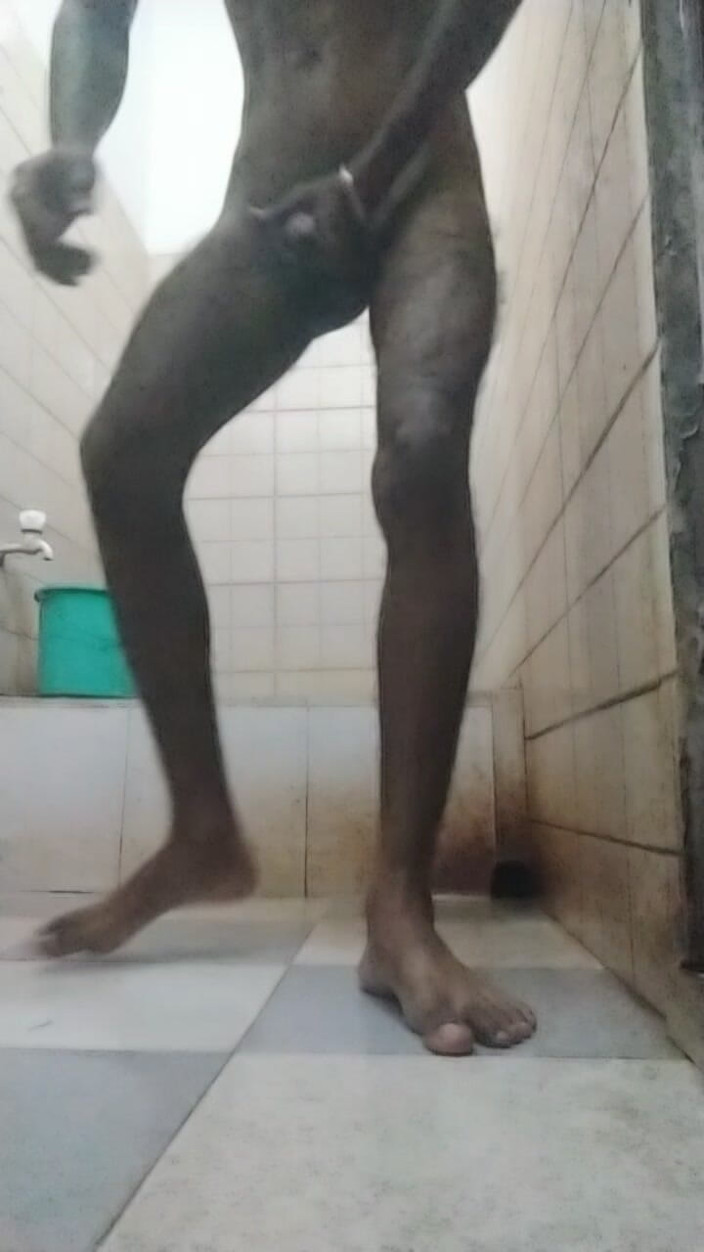 Kissing hub studio: I Am Bathing Alone, Someone Please Come