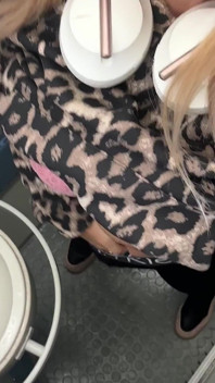Jag i tighta leggings på en offentlig toalett på ett tåg som leker med mina bröst och skakar min röv