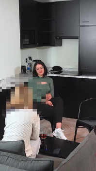 Penghantaran ke rumah. Penghantar Glovo tidak dapat menahan pantat Babybell yang menakjubkan