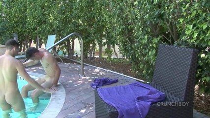 Hot recent bareback entertainement: Lelaki seksi berkongkek mentah di kolam renang