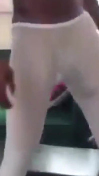 Підстрибую мій великий чорний член, дражнить запит фаната