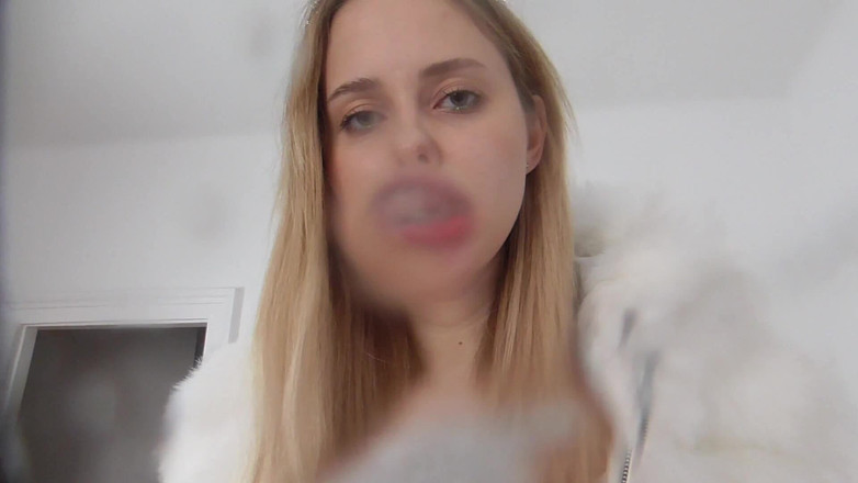 Solo Austria: लंबी राजकुमारी केली आपके चेहरे और मुंह में थूक