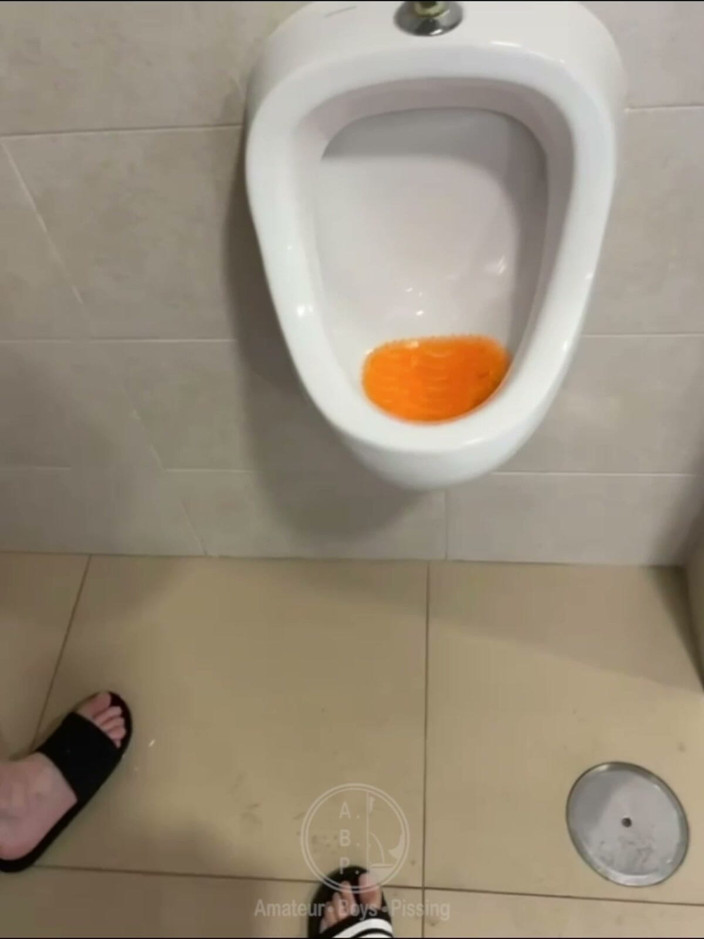 AmateurBoysPissing: Filmowanie faceta sikającego obok mnie na pisuarze toalet przy basenie