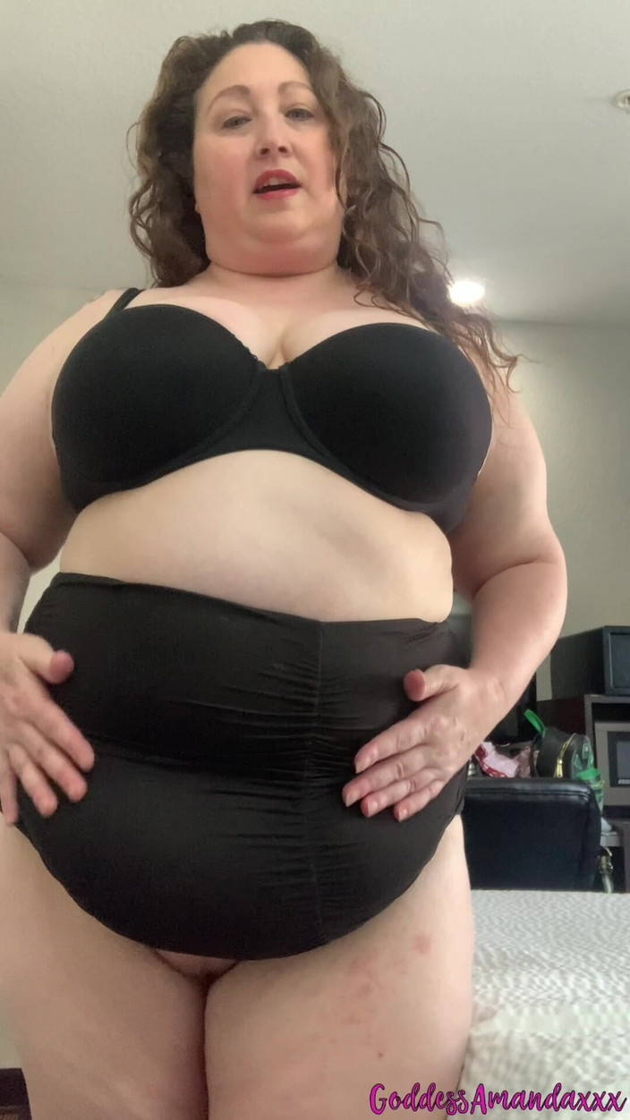 Goddess Amanda: 性感的丰满熟女用我的身体戏弄你