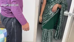 Pasangan India memulakan isteri yang mendengar komal