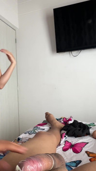 Mi Rubia Culona Hermanastra Entra a Mi Cuarto Mientras Estoy Practicando Como Ponerme El Condon, La Muy Cachonda Decide Ayudarme