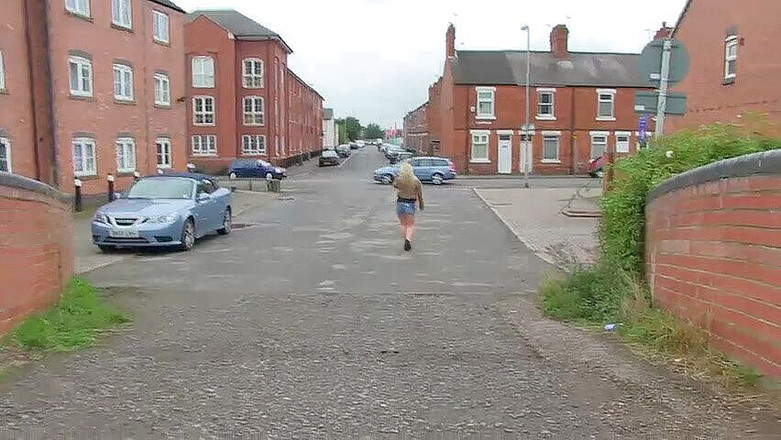 Toy Sluts: सुनहरे बालों वाली बेब कार में हस्तमैथुन कर रही है और बाहर मूत रही है