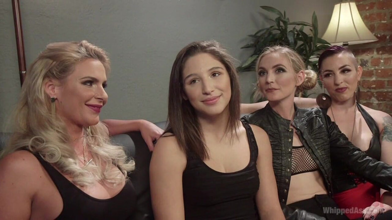 Whipped Ass by Kink: Lezbiyen bar 3: Abella Danger'a yumruk sokuyor, iki yarağı birden alıyor...