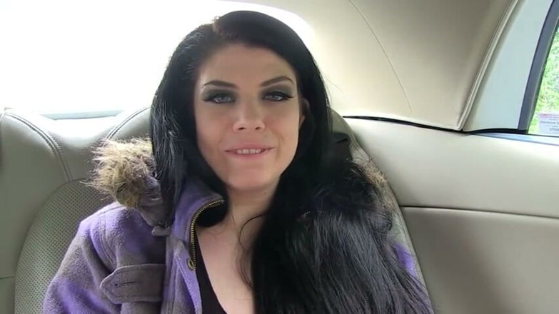 German amateur - 100% German hardcore videos: Prsatá brunetka je vyzvednuta před chcaním venku