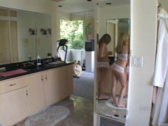 Hot Lesbians X: Plaisir anal avec un gros gode ceinture !