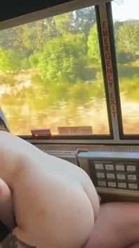 Quasi beccato con un grosso cazzo nella mia figa pelosa sul treno! Chloe Kreams, Steve Rickz