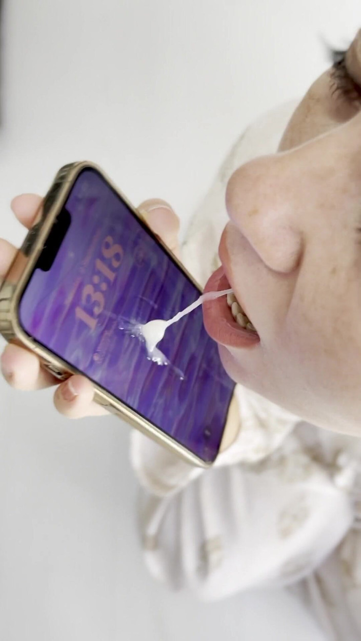 Vilu_and_Mi: Cumtribute, une fille chauve nettoie son téléphone après