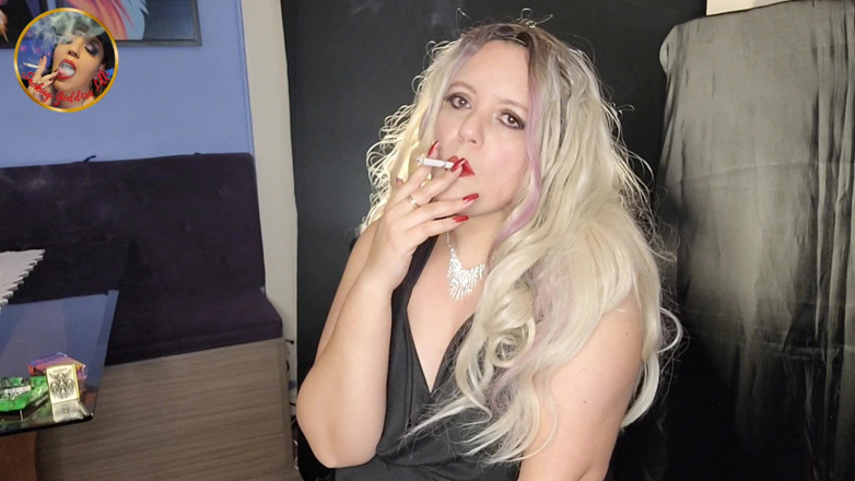 Lilli Cukierek Cox: Blondynka pali