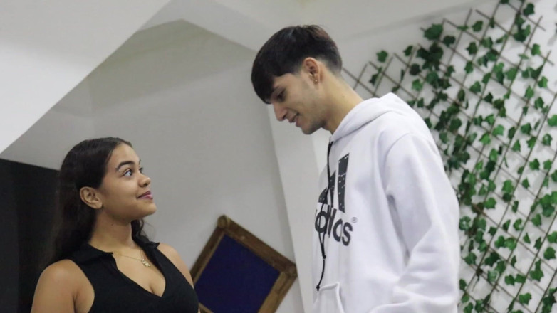ValentinaHot10: Minha meia-irmã quer aprender a jogar billiard e eu vou...