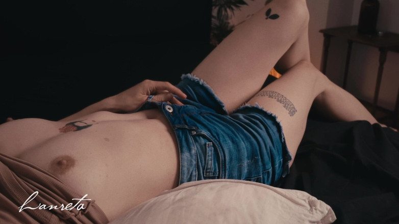 Lanreta: Savurând o călărire pe pernă în pantaloni scurți denim