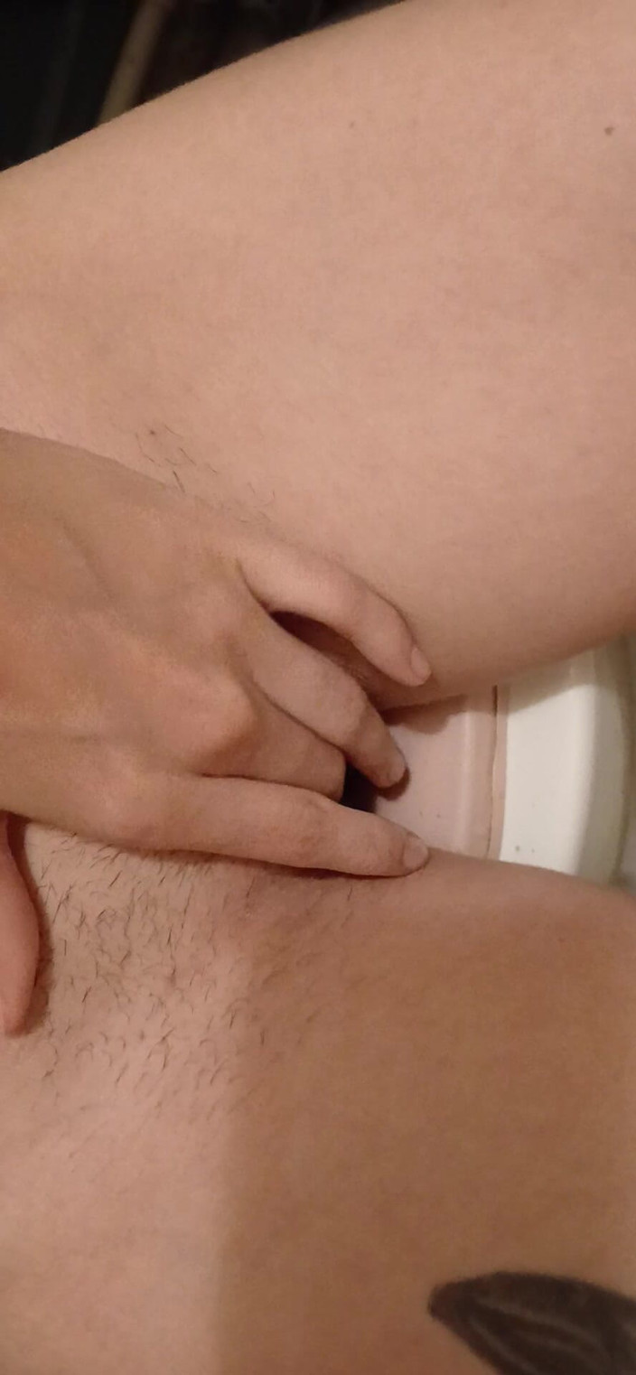 Lesbian-candys: Me masturbo arriesgadamente en un baño en un baño público...