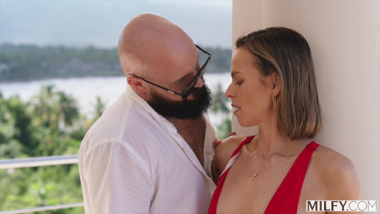 Milfy: Soția obraznică Milfy Serenity împarte o neagră cu Hottie Malena