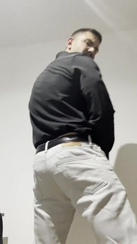 Chico Lindo Se Pajea Con Ropa Puesta