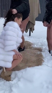 Um grupo de caras fodendo uma mulher grávida ao ar livre na neve