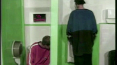 Gaybareback: Succhiare dritto in bagno gloryhole