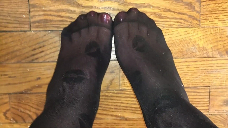 Pantyhose Jasmine: クロスドレッサー レッド ペディキュアとパンスト