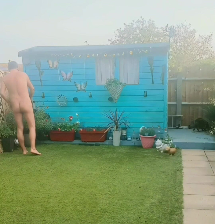 MaleModel: Nagi ogrodniczy i ogromny tyłek