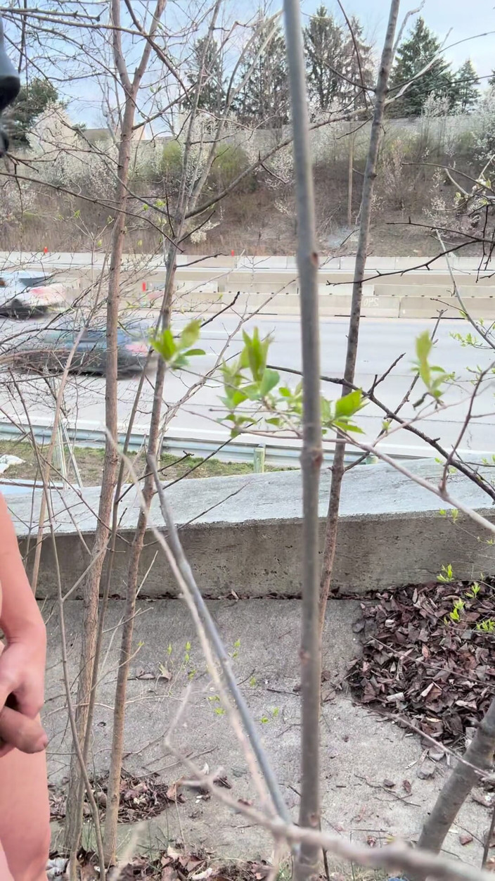 Barenakedmuscles: Asiatische bodybuilderin zieht sich nackt am straßenrand aus - im freien...