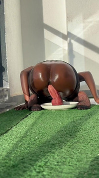 Kalın götlü zenci büyük dildoya biniyor ve fışkırtıyor