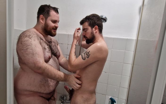 Bear Throuple: 털이 무성한 뚱뚱한 남자의 엉덩이를 핥고 가슴에 사정