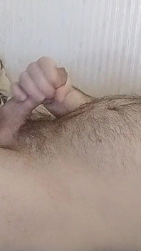 ぽっちゃりしたゲイがベッドで自慰し、毛深いお腹に射精