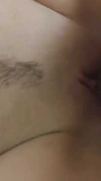 Quand mon mari n’est pas à la maison, le voisin me baise bien comme il faut.