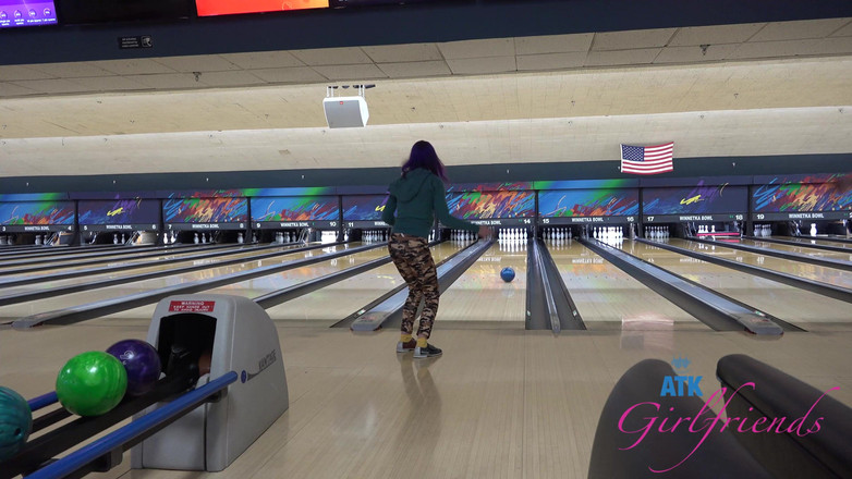 ATK Girlfriends: Encontro de boliche com Lily Adams