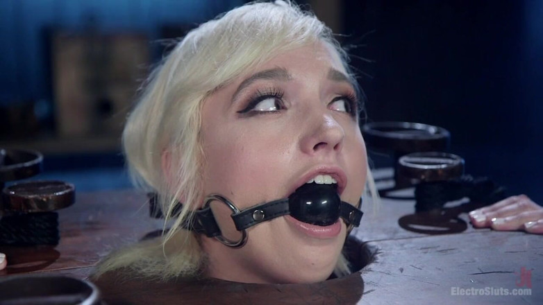 Electrosluts by Kink: Heet elektro-seksspeeltje: lesbische slet gebonden, geschokt en geneukt!