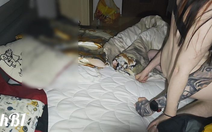Redhead Bunny1: 爱好者的业余视频。一个年轻女人令人难以置信的高潮