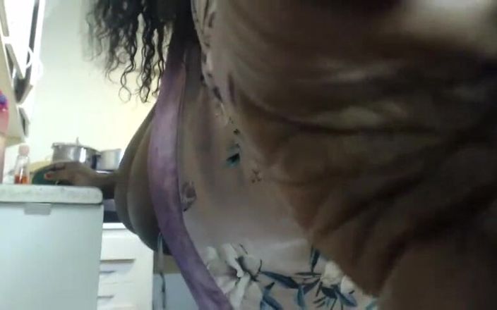 Legendary Booty Overdose: Ébano bbw milf provocando e gemendo enquanto saltando peitos grandes
