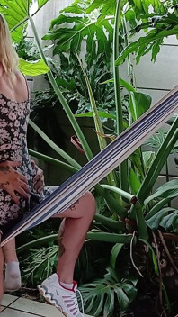 Havaí fode ao ar livre com pequena pequena hawaian loira