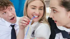 La studentessa troia serena Avery viene scopata durante la verità o il coraggio del gioco
