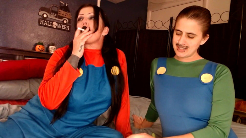 Abby Anna: Halloween cosplay rauchpause