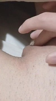 Geceleri üvey kız kardeşimin yanında yorganın altında riskli bir şekilde mastürbasyon yapıyorum