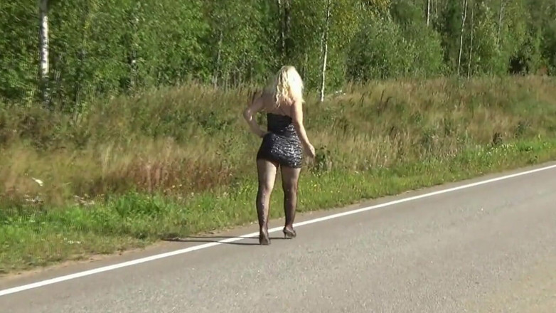 Nylon-Heels: Kısa elbiseli güzel kadın