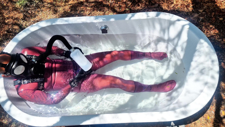 Athos: Sesi bermain kamar mandi purple drone