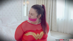 Lacey BBW Bondage: Lacey - 继兄弟作为神奇女侠被青蛙堵嘴 第3部分
